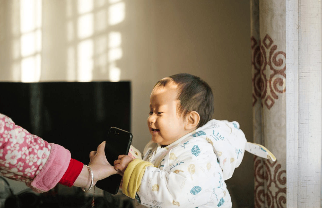 老人“假带娃”现象越来越多，年轻人不敢吭，受苦的最终是孩子