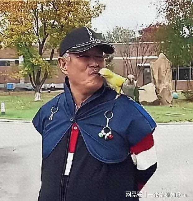赵本山三亚遛鸟，身材发福，头发花白，双手背在身后，玩的挺开心