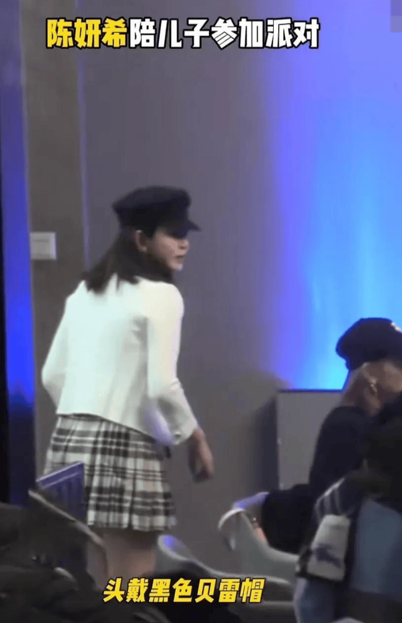 陈妍希带儿子和好友聚餐，白毛衣配格子短裙像少女，儿子快齐肩了