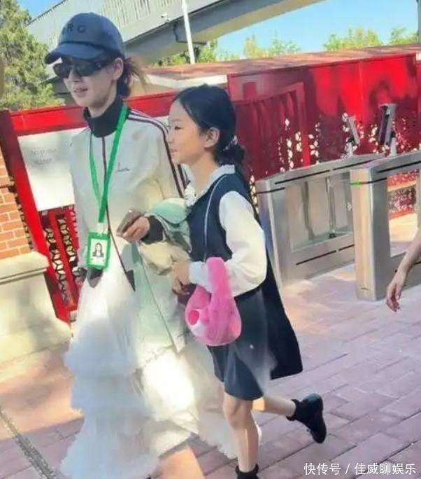 戚薇家孩子长大了，姐弟不吵闹，家庭地位悄悄变了