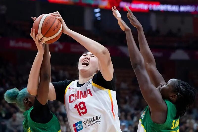 中国女篮世界杯资格赛启征程,“三塔”领衔首战告捷