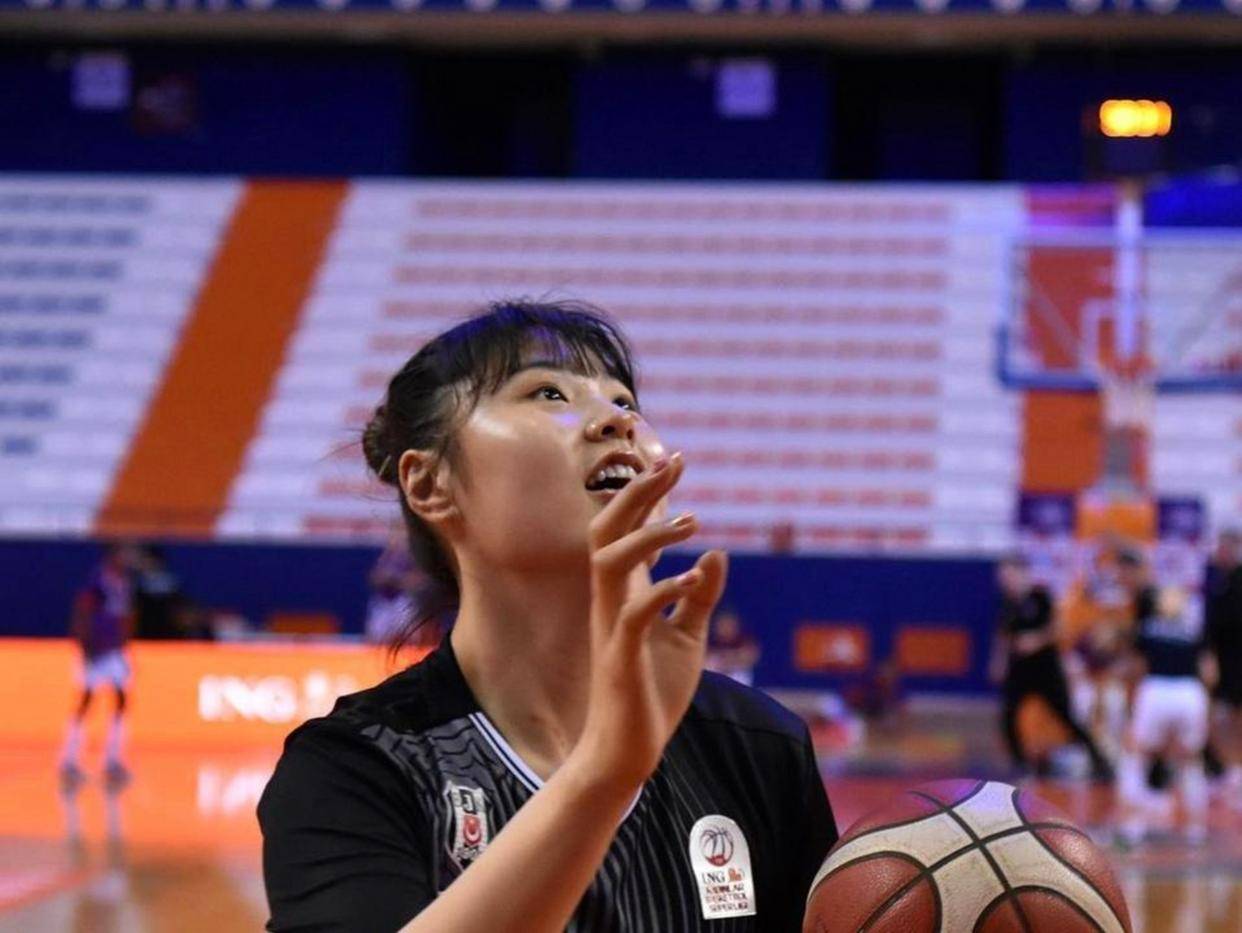 谁还敢说留洋是镀金，看看李月汝的账本，国内顶薪400万对比美职篮联盟收入与核心地位的差异揭示顶尖在于山顶而非账本