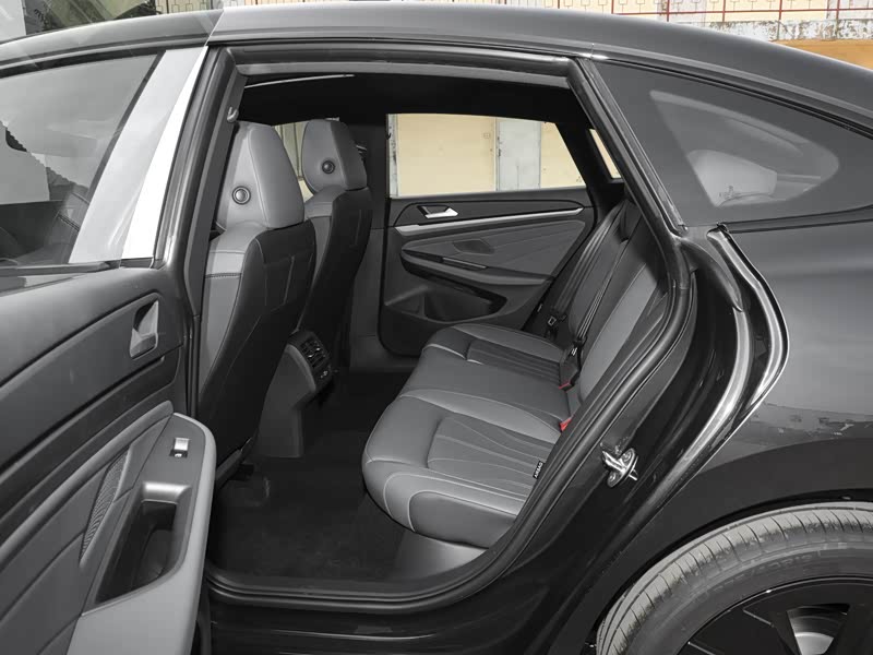 凌渡L的后排空间够用吗?身高180cm乘客坐进去头部腿部空间有多少?