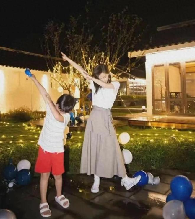 王子文带儿子现身机场，12岁豆芽变壮长高好多，母子俩亲密手拉手