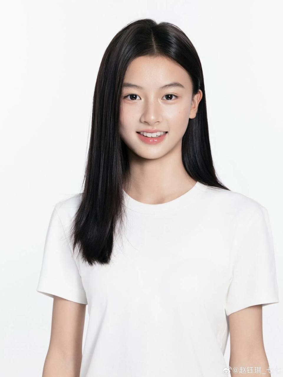 拒签于正的素人女孩七七签约经纪公司 加入钟楚曦等人主演剧组拍戏_新闻