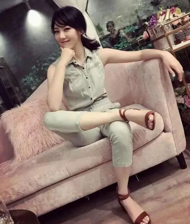 唐嫣真闺蜜晒出近照，神情略显忧伤，曾陪伴唐嫣一起度蜜月！