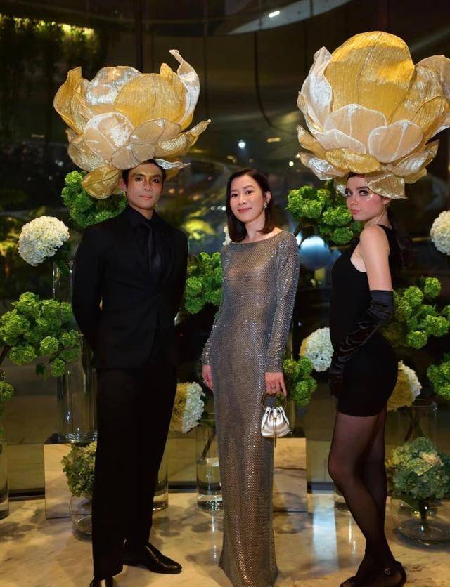 佘诗曼参加春茗,大合照站曾志伟旁边,林保怡谭耀文王敏奕等也在