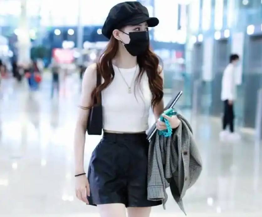 徐璐再次开启萝莉模式，黑皮短裙搭配白色背心秒变潮流少女！