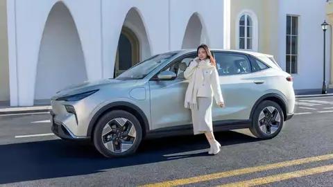 纯电车企坚持不搞混动的只剩最后一家，增程真成“救命稻草”？