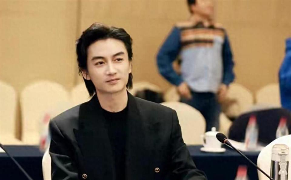 久违的颜值巅峰!陈晓不再暴瘦剑眉星目五官俊朗,中式大帅哥