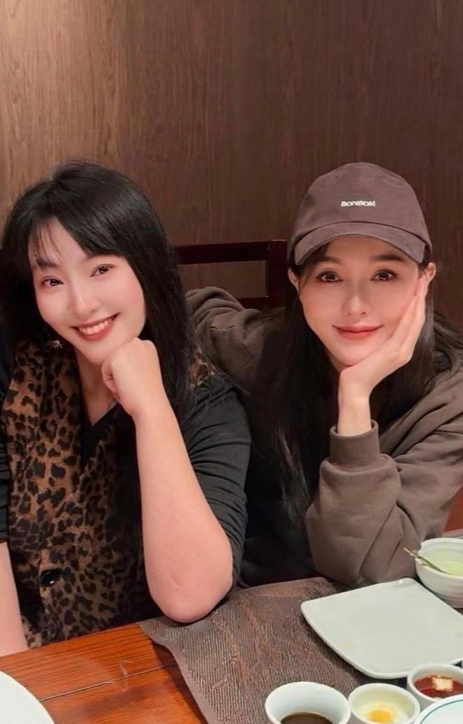 闺蜜晒与唐嫣合照，两人相识20多年，闺蜜与唐嫣女儿同一天生日