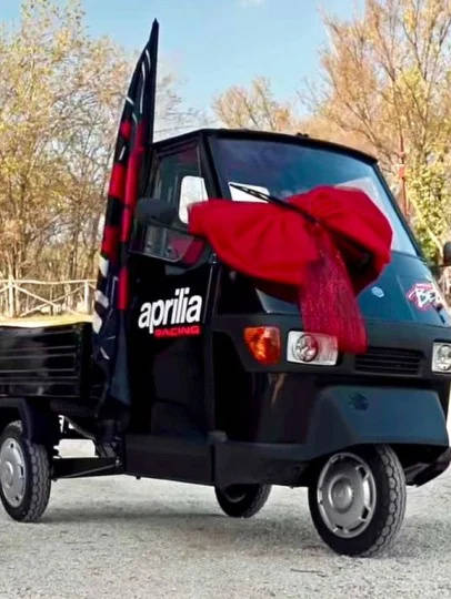 贝泽基获Aprilia全黑三轮车礼物，萨瓦多里、里沃拉亲送牧场