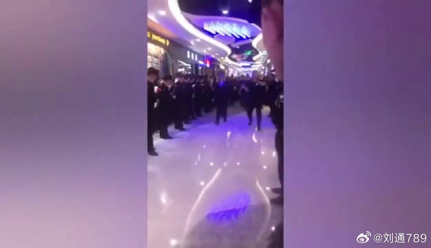 白宇赵又廷大阵仗保安护驾，工作人员和保安都呵斥路人，这样好吗？