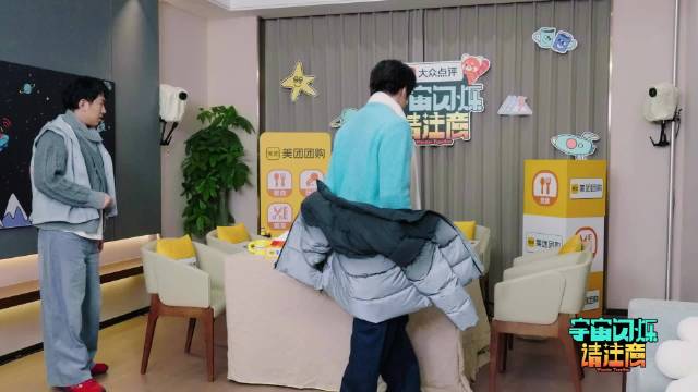 刘耀文吃火锅狂放芝麻油，调侃黄晓明座位安排