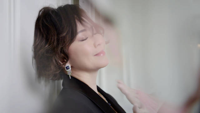 刘嘉玲佩戴Belle Dior珠宝亮相巴黎，演绎岁月优雅