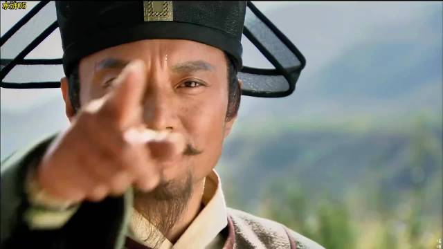 趁公孙胜注意力不集中，宋江竟然猛的抽出利剑砍向对方