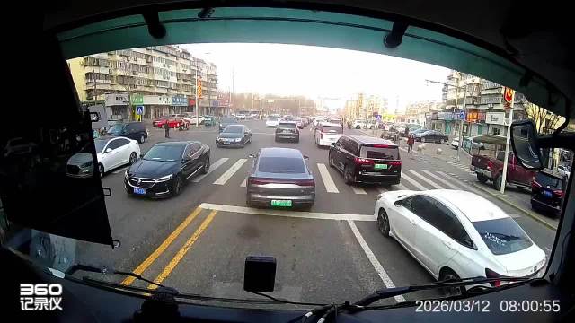 视频车：我好像多余让他，恩将仇报给我踩刹车玩