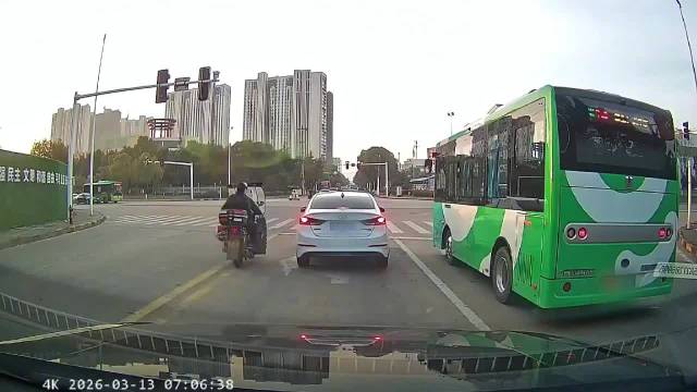 司机防御性驾驶避让闯红灯电动车