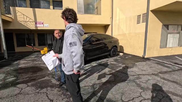 记者直击加州临终关怀中心诈骗案，嫌犯驾豪车逃逸