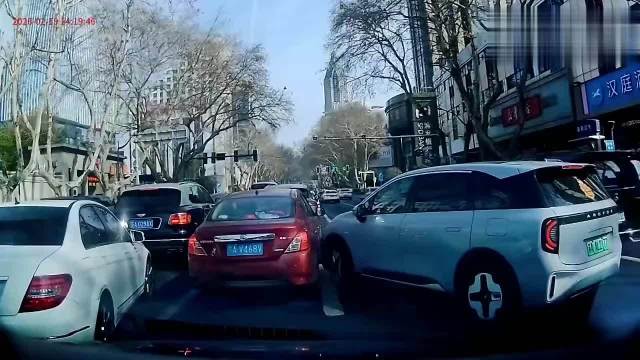 两人开斗气车，结果撞上旁边的宾利……这是谁的责任？