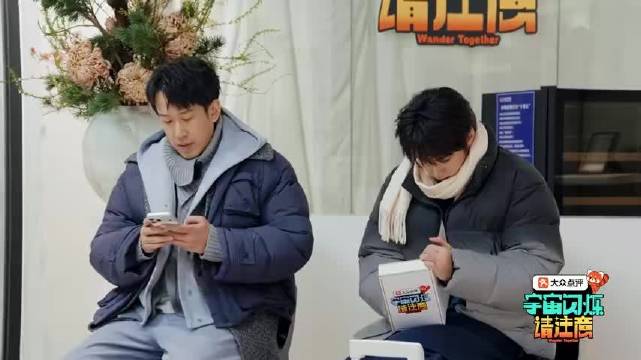 刘耀文用盒子挡手机被指神还原学生时代