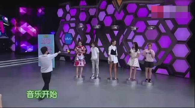 应采儿唱错陈小春的《算你狠》 怎么还被甜到了呢！