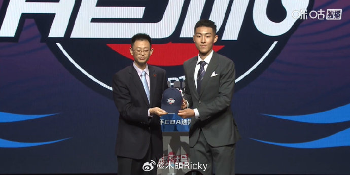 广州龙狮俱乐部在推行“青春风暴”后，还会给重伤的郭艾伦顶薪合同吗？