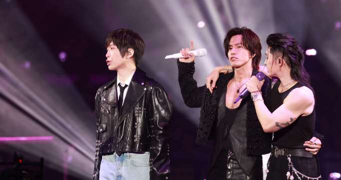 恒星之城深圳演唱会阿信可爱互动引关注