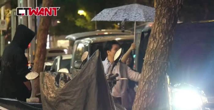 台媒拍到小s情绪崩溃晚上哭着在助理搀扶下去陈建州范玮琪家，这是咋了？