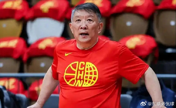 宫鲁鸣教练接手后，对中国女篮进行了哪些改革？