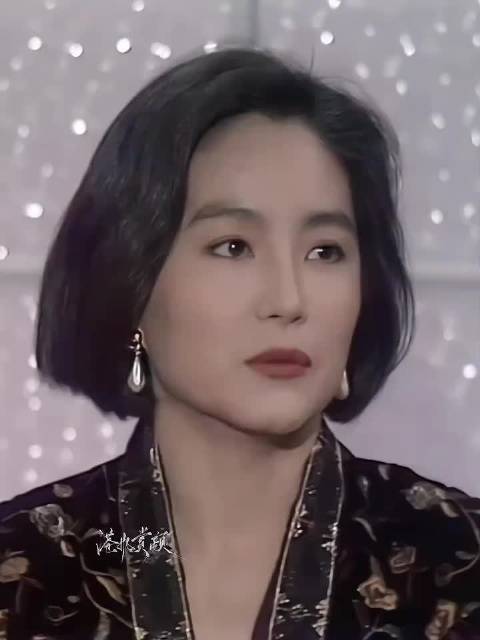 “林青霞的美既有骨相的优越，又有皮相的精致，展现出独特的气质与魅力”