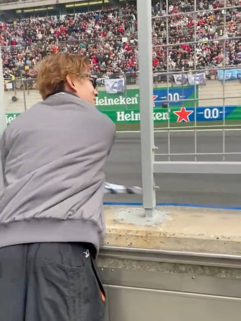 苏翊鸣现身F1赛场与拉塞尔互动，体验漂移挥旗见证冠军