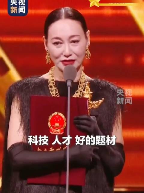 65岁惠英红拒替身拍打戏，唱跳画全能逆风翻盘