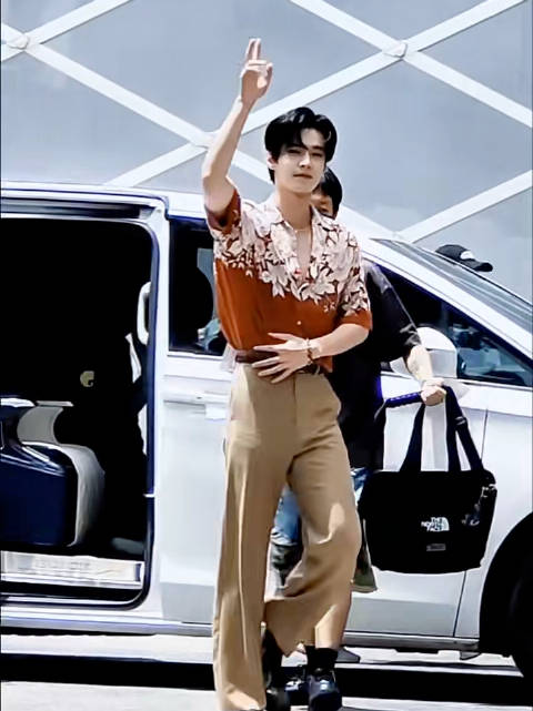 何与｜一见你就笑上班