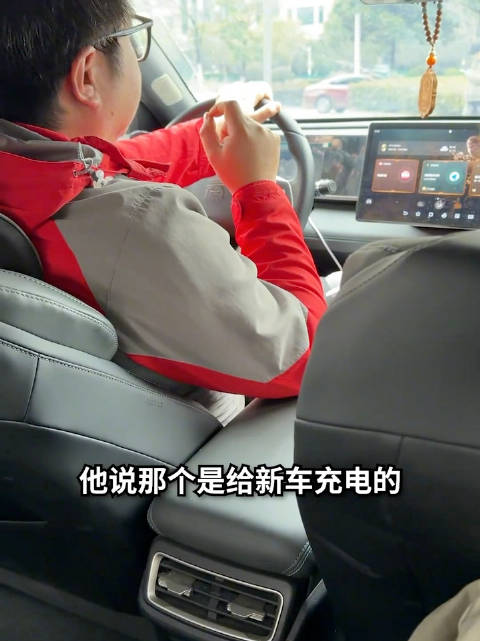 车主一年蹭饭260次带饭盒打包，4S店拒绝调解拉黑