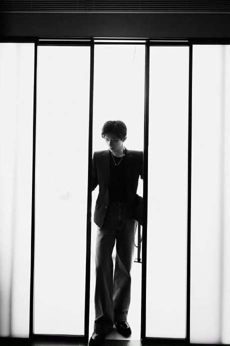 刘耀文与易烊千玺等人在《惊蛰无声》片场有哪些有趣的互动瞬间？