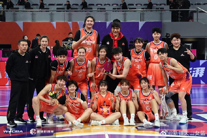 2米24女巨人张子宇星锐赛首秀9中8，引郑海霞韩旭同框见证