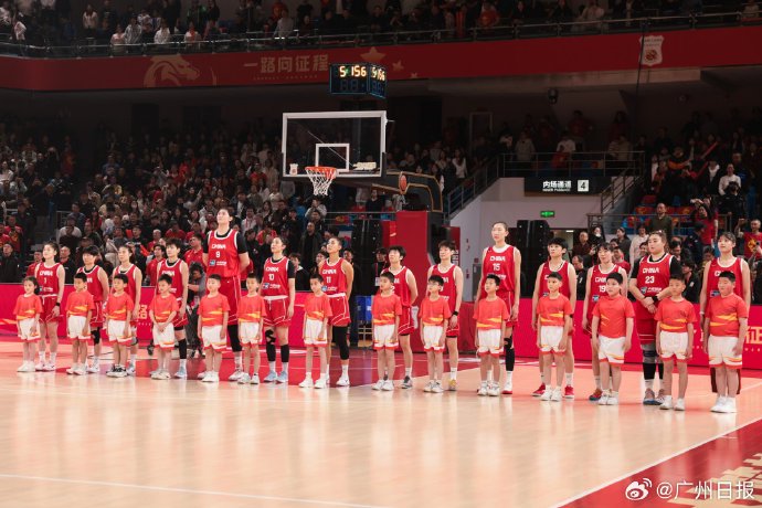 中国女篮黄金一代成员韩旭、李月汝等人面临哪些场外挑战？