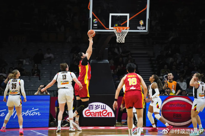 中国女篮新任核心张子宇的体测数据和个人技术特点是什么？