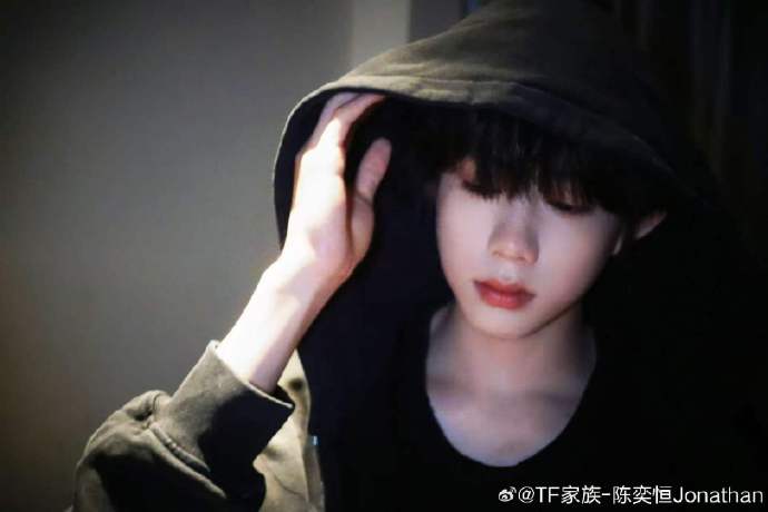 陈奕恒在社交平台分享日常的频率和偏好主题是什么？