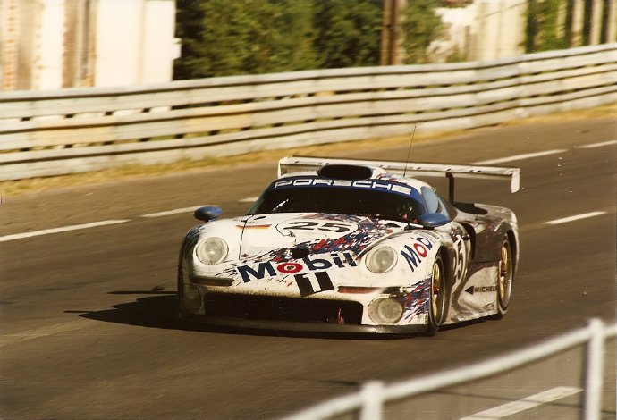 保时捷963赛车赛百灵耐力赛披特殊涂装，或致敬911 GT1