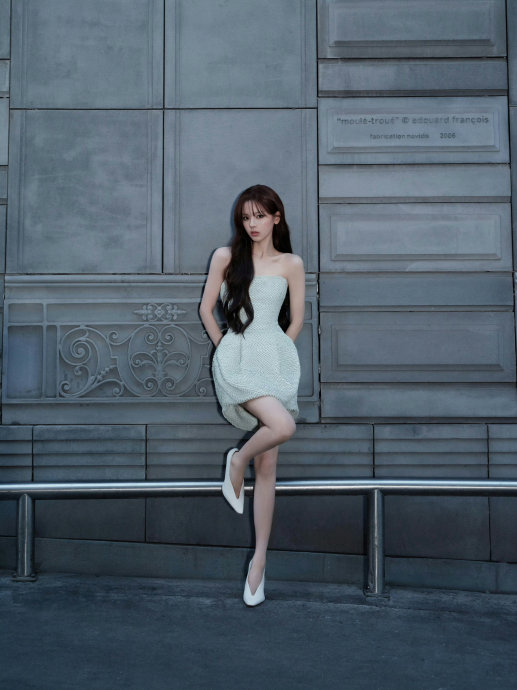 为什么杨超越能轻松驾驭巴黎世家的先锋设计？