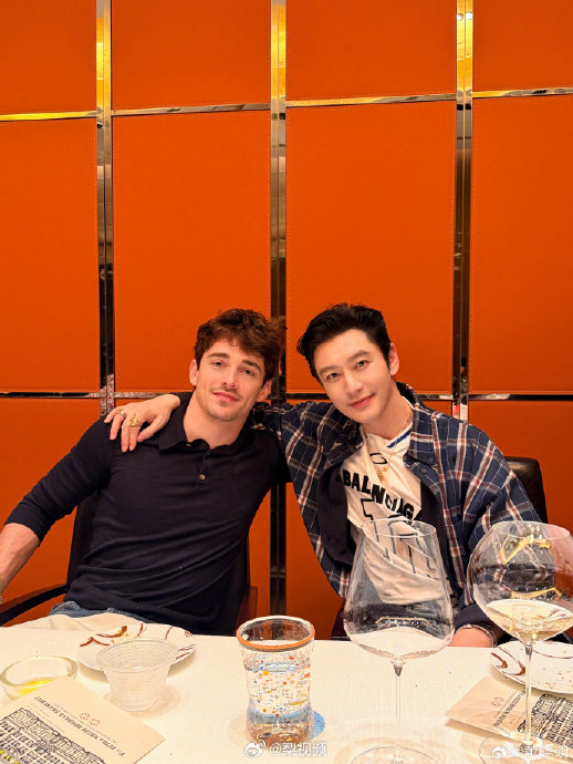 演员黄晓明是在什么背景下与F1车手勒克莱尔见面并合照的？