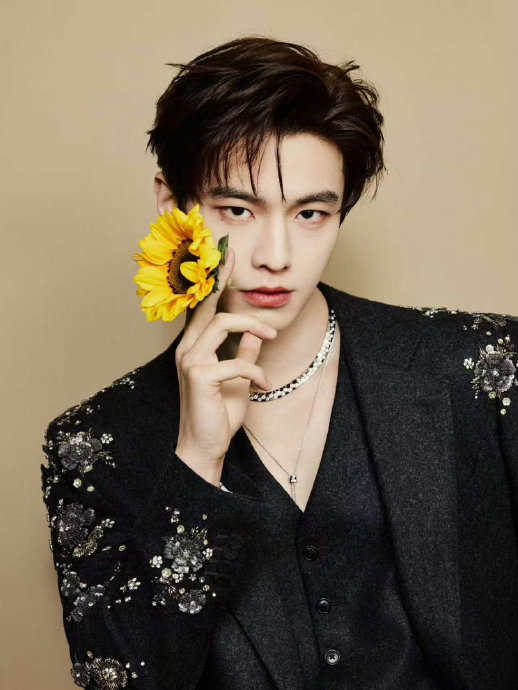 孟子义何与发布会互怼真相：熟人局幽默互动引爆《百花杀》期待