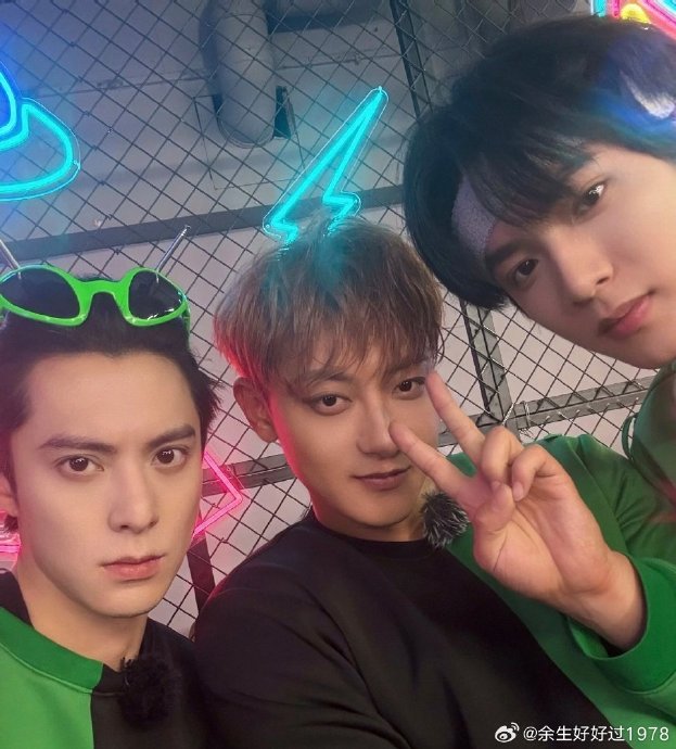 黄子韬和刘耀文在《宇宙闪烁请注意》节目中的对话内容具体是什么？