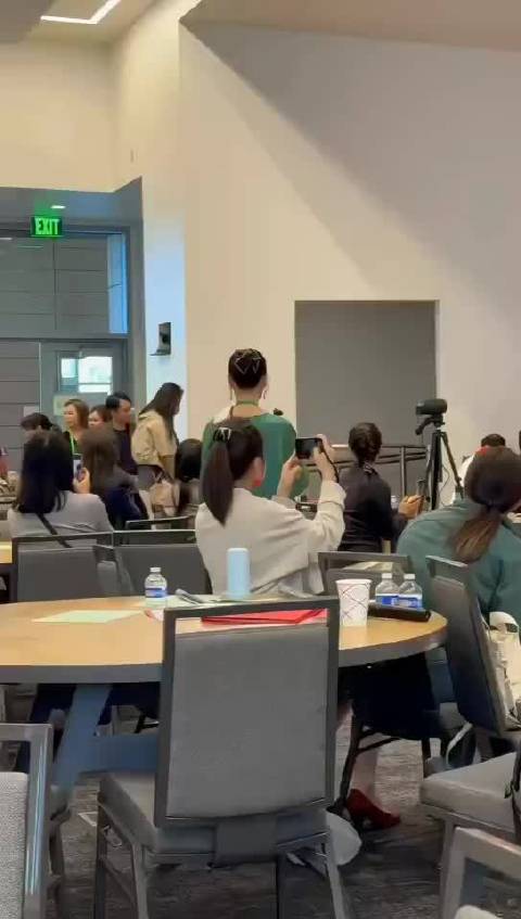 网友硅谷偶遇王祖贤，还是那么好看啊！非常能打的颜值了！