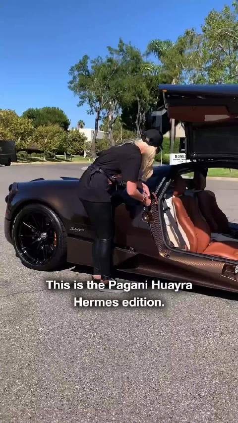 非常豪华的跑车，还搭配了一个专门设计的爱马仕包