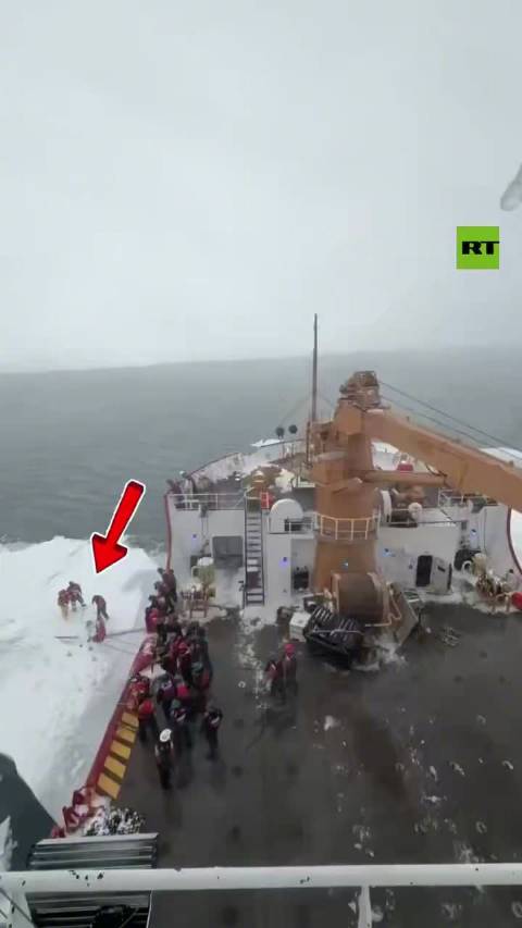 美国海警在冰海上救起了一位被困在破裂冰面上的摩托骑手