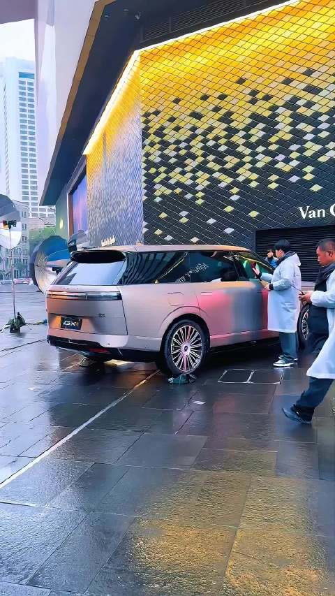 德基偶遇小鹏新款“揽胜” 揽鹏胜，颜值很不错的！