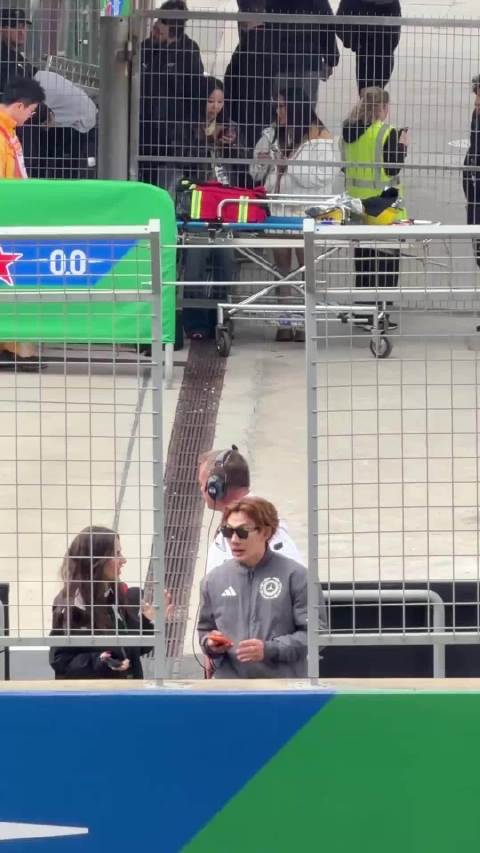 苏翊鸣现场观看了F1，还参与了个F1的互动，摇方盒子旗，现场感受F1赛场的震撼